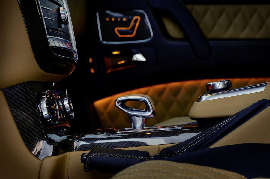 Детали интерьера Mercedes-Maybach G650 Landaulet 2017 года  (WW) (фото 22 из 52)
